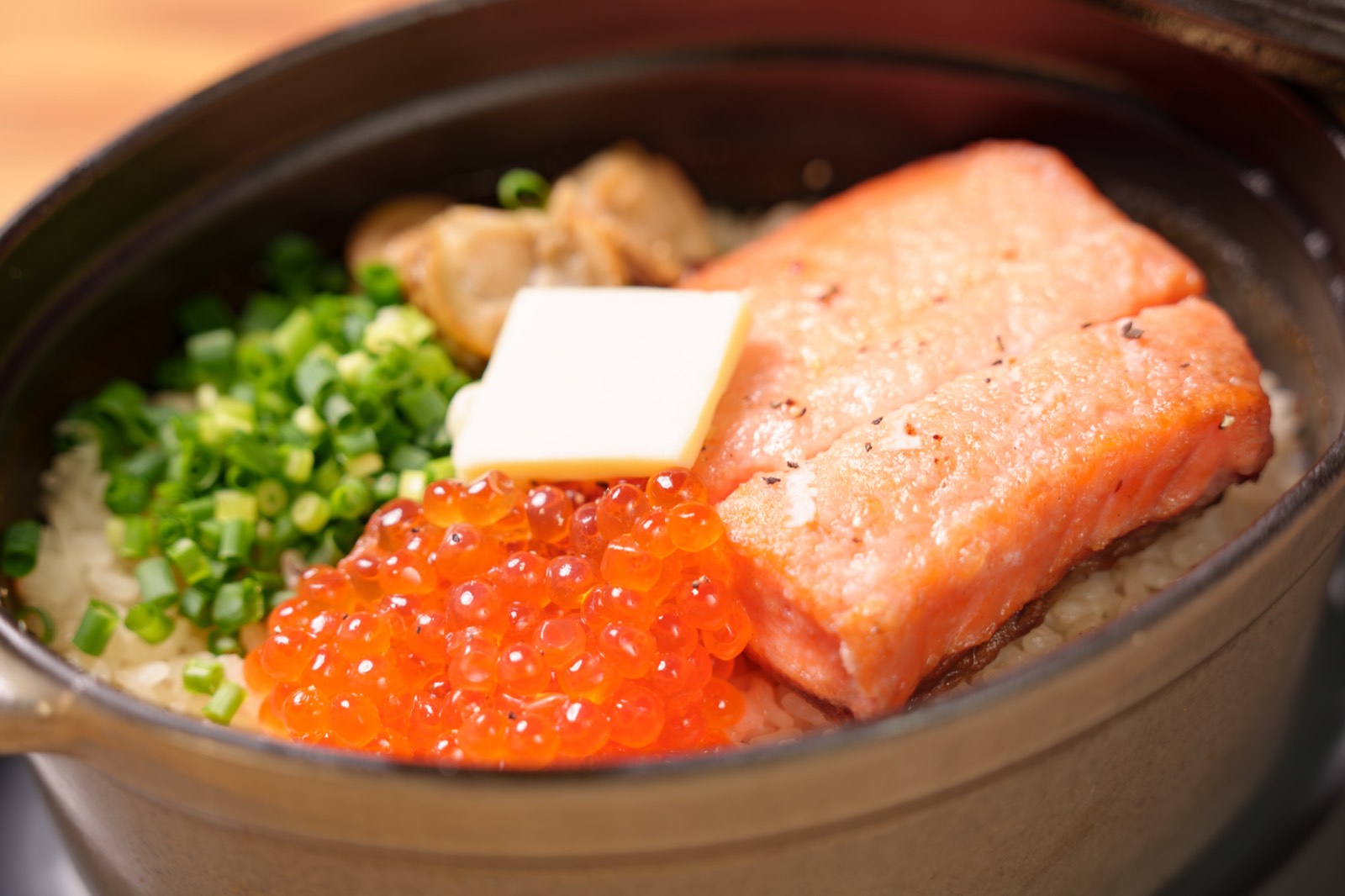 サーモンとイクラをのせたストウブ鍋の炊き込みご飯