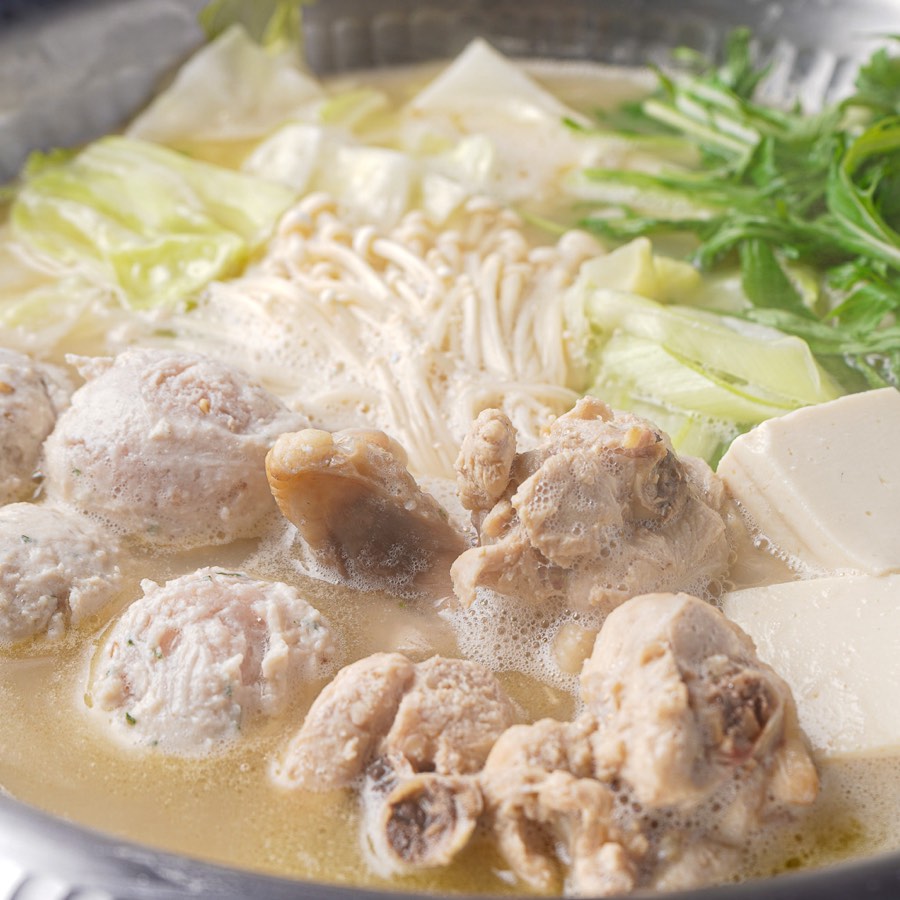 やきとり鶏丸 南草津店 名物 博多水炊き — 骨付きもも肉とつくねを白濁スープで炊く鍋