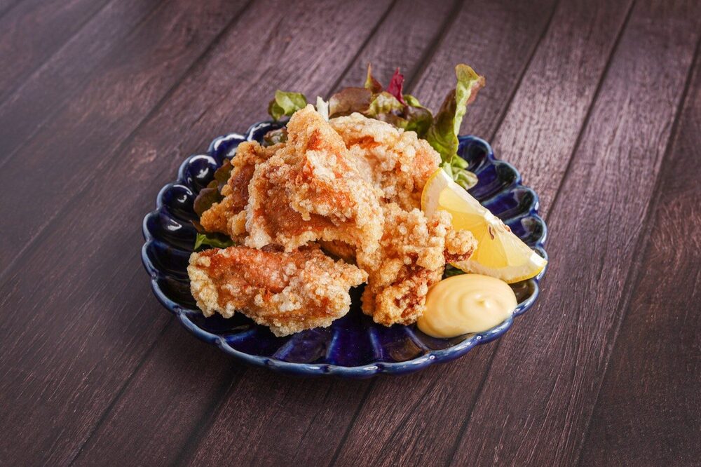 鶏の唐揚げ ― 炉端と日本酒 魚丸 石山店