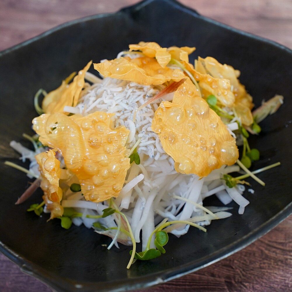 揚げ湯葉としらすの大根サラダ ― 炉端と日本酒 魚丸 石山店