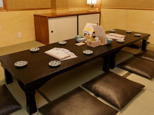 座卓と座布団を配した2階の座敷個室。宴会にも使える広さ（炉端と日本酒 魚丸 守山店）