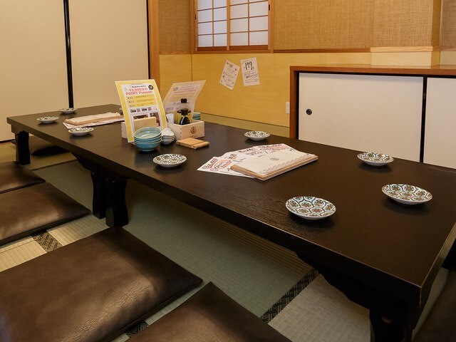 畳に座卓と座布団を配した2階の座敷個室（炉端と日本酒 魚丸 守山店）