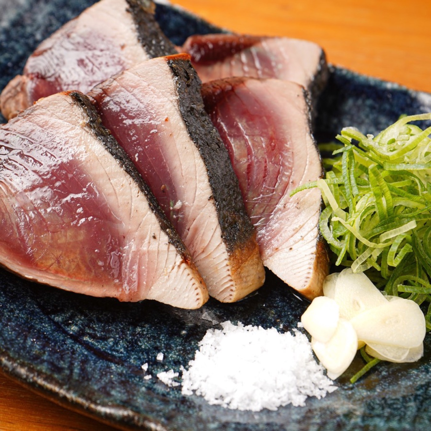 盛り付けた鰹の塩タタキ