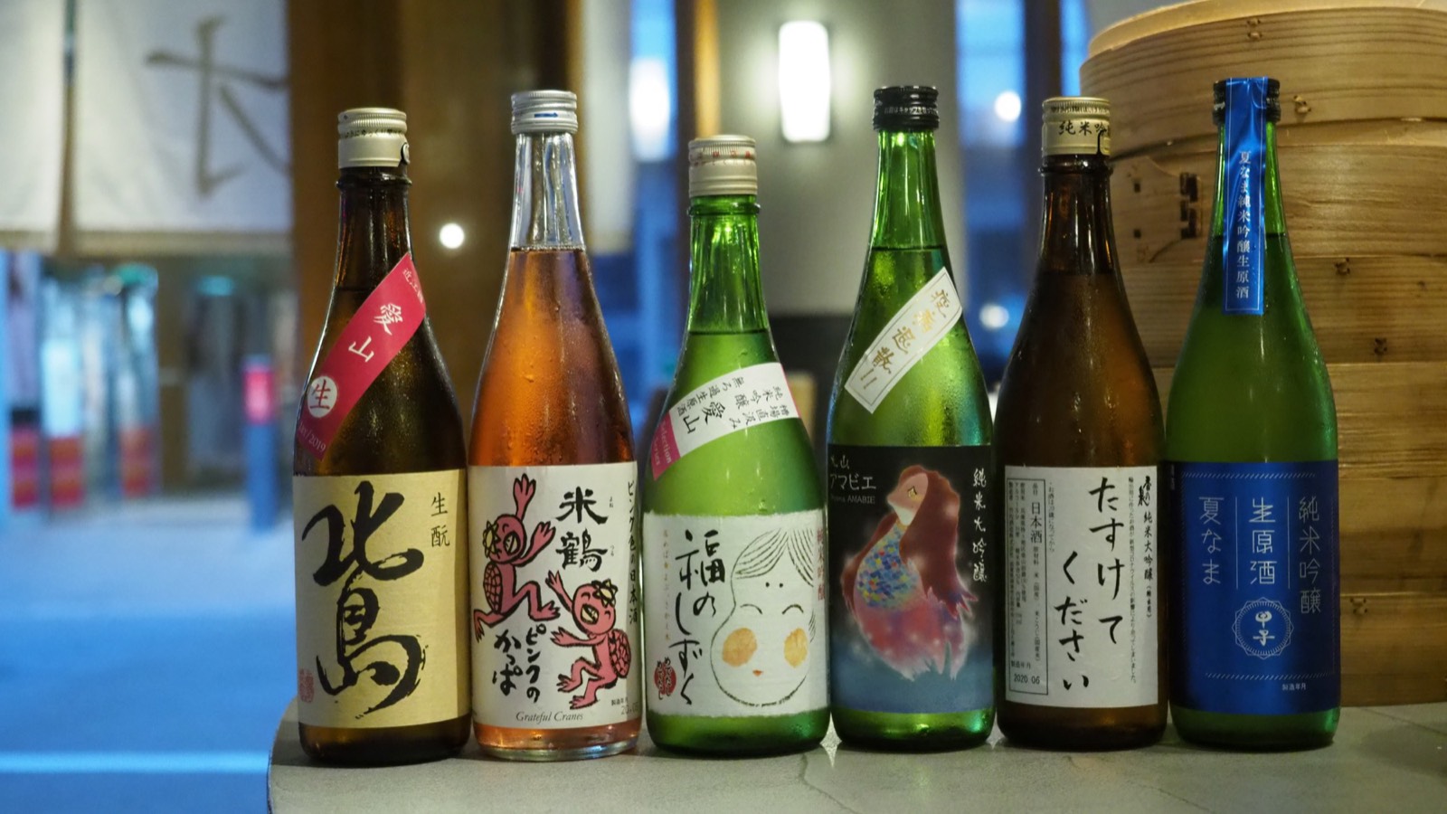 カウンターに並ぶ全国の地酒の瓶