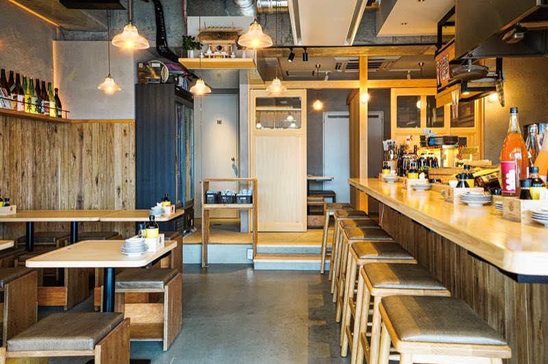 テーブル席とカウンター席がワンフロアに並ぶ魚丸 野洲店の店内